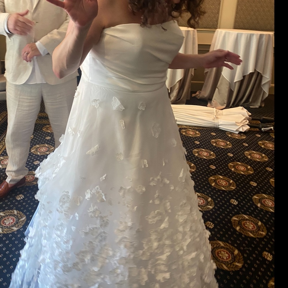 Elegant White Floral Appliqué Wedding Dress
